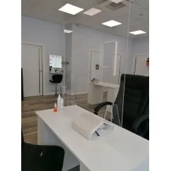 Läbipaistev kaitsebarjäär – kaitseklaas maniküürimeistritele